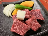 ランチ、ディナーの両方でお召し上がりいただけます。
この御膳はお客様に鉄板の瓦でお肉を焼いていただき、ポン酢と自家製ステーキソースでお召し上がりいただきます。サラダ付