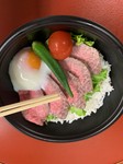もも肉6枚が乗った丼です。
温泉卵と自家製ローストビーフソースでお召し上がりください。
味噌汁付き。