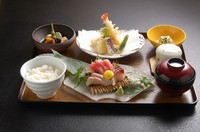 お造り盛・天ぷら盛・小鉢二種・茶碗蒸し・デザート付