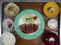 厳選した和牛ヒレ肉に自家製ステーキソースを使用しております。
小鉢二種・茶碗蒸し・デザート付
