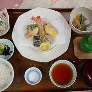 海老と野菜の天ぷら盛り合わせ・小鉢二種・茶碗蒸し・デザート付