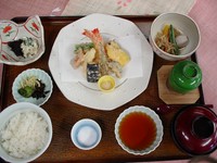 海老と野菜の天ぷら盛り合わせ・小鉢二種・茶碗蒸し・デザート付