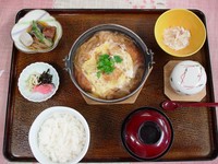 柔らかい豚肉ロースカツを卵でとじてあります。
小鉢二種・茶碗蒸し・デザート付