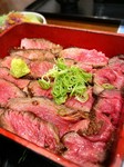 ランチ、ディナーの両方でお召し上がりいただけます
サーロインのステーキ9枚が乗った牛肉重です。
(味噌汁・サラダ付)