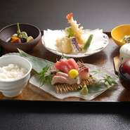 お造り、天ぷら、小鉢二種、茶碗蒸の付いた、ご満足いただける定食です。