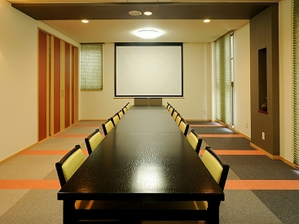 プロジェクタースクリーン完備　完全個室テーブル席