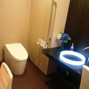 バリアフリーに対応のトイレを新設しました。1階の個室は椅子席になっておりますので、ご家族やご友人の中にひざや腰が痛くて…という方がお見えになってもご負担なく座っていただけますし、車椅子のままお席を準備することも可能です。この部屋は20名様までご利用いただけます。法事やご両家顔合わせの御会食、退職祝、還暦祝、古希の祝いなどご家族でのお食事やお祝い事等々様々なシーンでご利用ください。