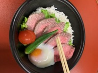 もも肉6枚が乗った丼です。
温泉卵と自家製ローストビーフソースでお召し上がりください。
