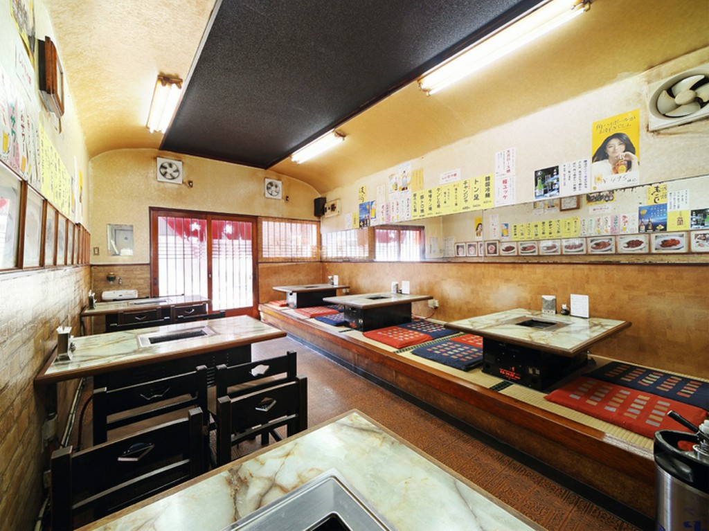1階はテーブル席と座敷席があり子供連れでも楽しめます
