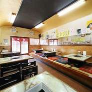 1階は、テーブル席、座敷席共に4名掛けの席が各3卓あります。子供連れのお客様には、小学生以下に限り、アイスクリームがサービスされます。『焼肉』を、子供連れでも気軽に楽しめます。
