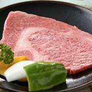 黒毛和牛のリブロースを使用。やわらかさと脂の甘さが際立った一品です。リーズナブルに食べられます。