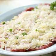 タンしたにたっぷりのきざみネギがのっています。ネギをこぼさないよう一緒に焼いて楽しみます。