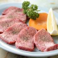 上質なタンを厚切りにしました。柔らかく脂の多い部分です。