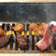 『焼肉』は、目の前のコンロで焼き、絶妙なタイミングで食べられるので、一番おいしいところを逃しません。