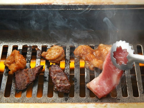 目の前で焼き上げるのでジュージューあつあつ