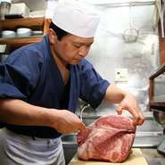 どんな肉も、信頼できる仕入れ先のものを選んでいます。肉によっては原価割れで出されることも。安い価格で気軽に焼肉を楽しんでもらえるよう、採算よりも、料理やサービスなどに気を使っています。
