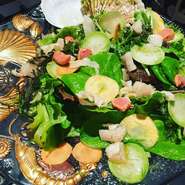 野菜ソムリエのシェフ自らが育てるオーガニックな春野菜をふんだんに使用しています。
菜の花やカリフラワー、ブロッコリーなど春らしい甘味のあるお野菜をお楽しいください。