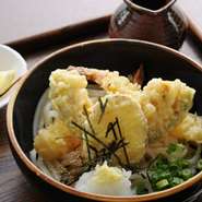 豪華に天ぷらをのせたおろしうどんは、いかが？