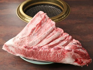 宮崎県産の黒毛和牛をメインに、厳選した牛肉を提供