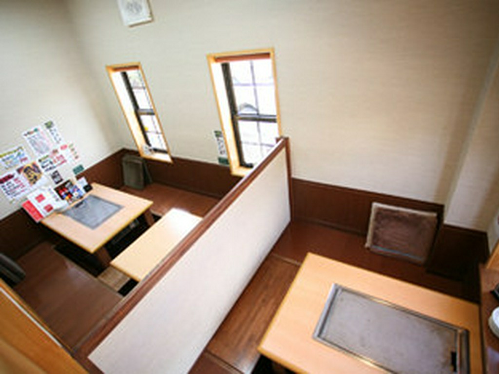 掘りごたつ式になっていて、ゆっくりとくつろいで頂けます。