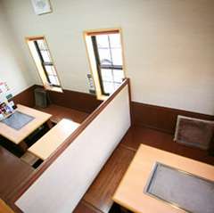 掘りごたつ式になっていて、ゆっくりとくつろいで頂けます。