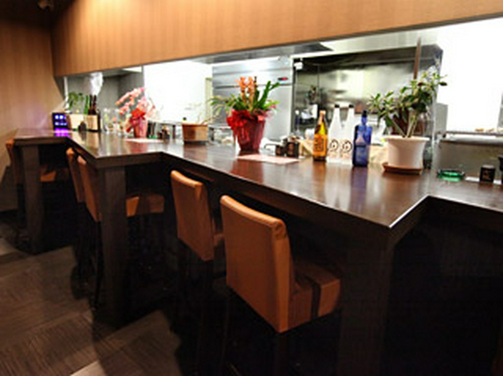 2名様ずつ利用できるように工夫されたカウンター