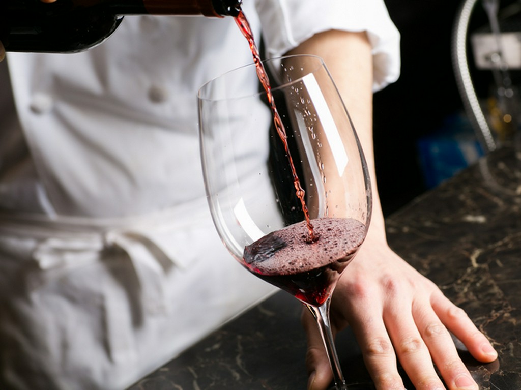 ライトダウンした店内でごゆっくりお食事下さい。