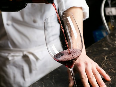 常時450本以上のワインをストックしているワインセラーを完備