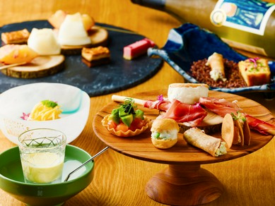 ラグジュアリーな大人の空間でワインと料理を楽しむ女子会