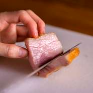 お店を代表するメニュー『湧水ホエイ豚のロースト』。時間をかけた火入れによりジューシーな仕上がりに。