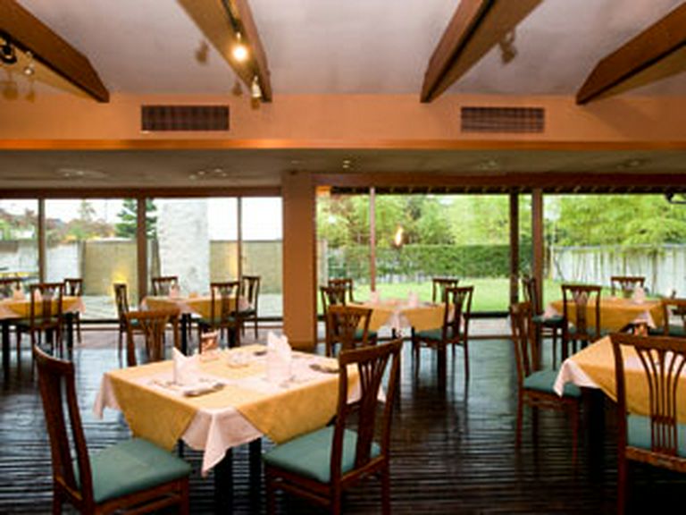 広々とした店内で、優雅なひと時を