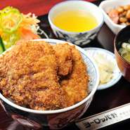 伝統の味No.1！サラダと味噌汁が付いてきます。
（サラダ、味噌汁、小鉢付き）