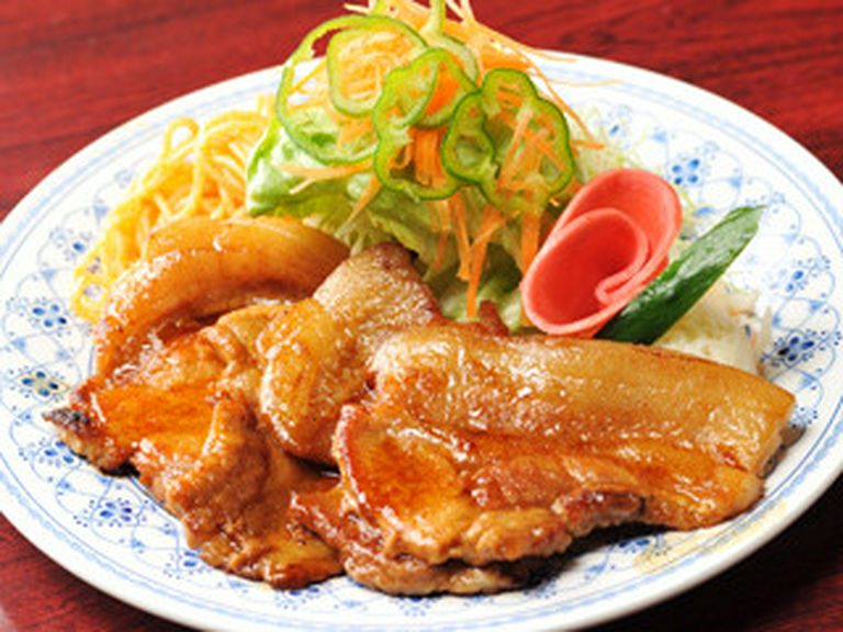ポークしょうが焼き。ピリッと効いたしょうが風味サラダ付合わせ