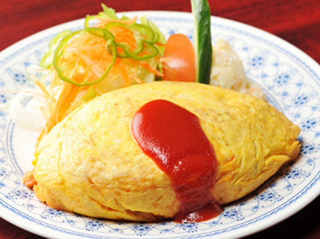 オムライス。懐かしい味で人気者です。サラダ付き。