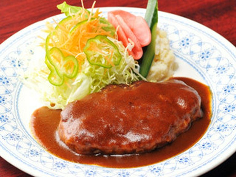 オリジナルハンバーグ。当店特製のハンバーグ・サラダ付合わせ