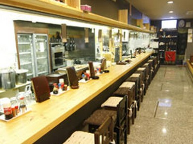 板場との仕切りがないカウンター。料理ができる様子を目の前で