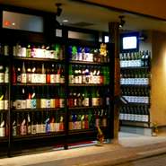 コースは120分の飲み放題が付いて税抜5000円～。各地の地酒もご用意しております。2階の大宴会場は、最大104名まで収容可能ですので、会食や各種宴会に最適！年末のご予約はお早めに！ご予約お待ちしております。