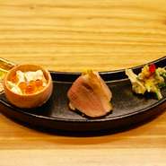 コースは120分の飲み放題が付いて税抜5000円～。各地の地酒もご用意しております。2階の大宴会場は、最大104名まで収容可能ですので、会食や各種宴会に最適！歓送迎会のご予約はお早めに!ご予約お待ちしております。