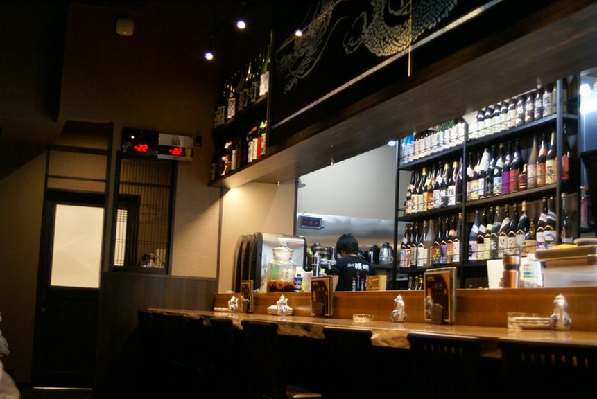 種類豊富な日本酒・焼酎のボトルを眺めながら…