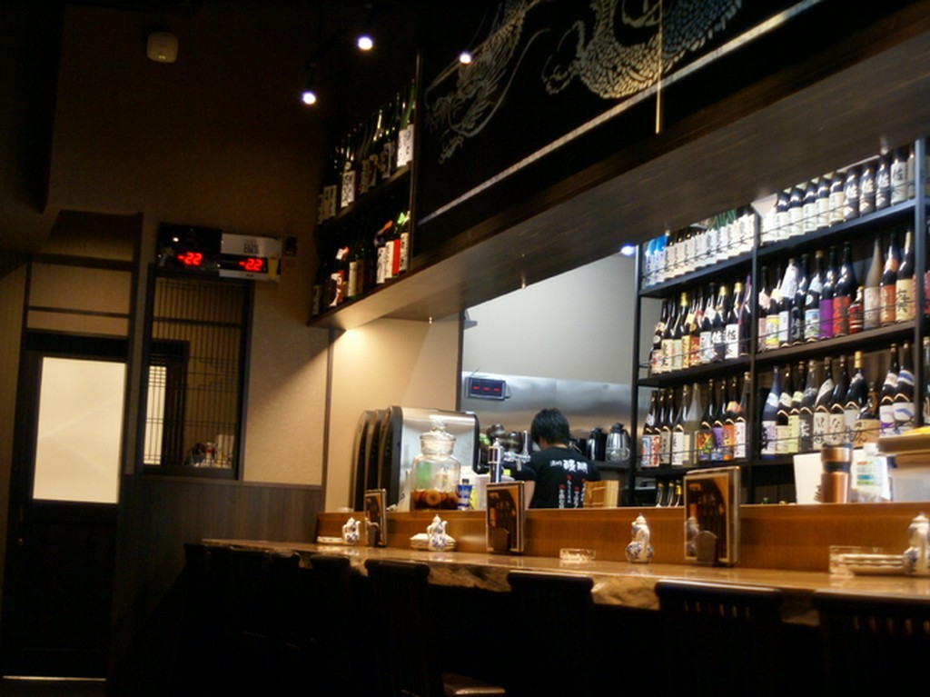 種類豊富な日本酒・焼酎のボトルを眺めながら…