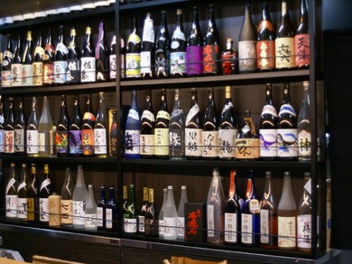 肴に合う美酒を常時300種類以上ご用意しております。