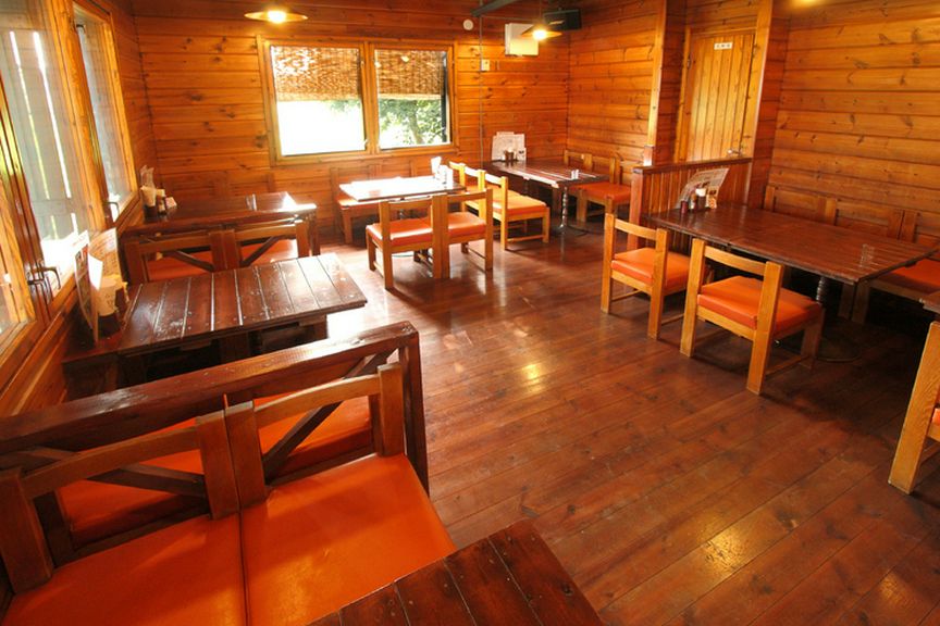 木の温もりが感じられる店内