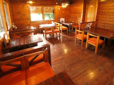 木の温もりが感じられる店内