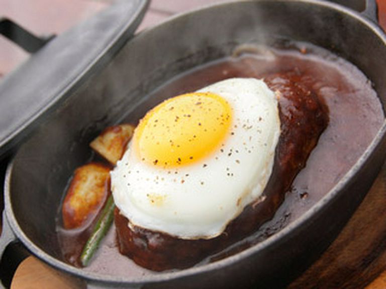 BANG!BANG!風デミグラスソース煮込みハンバーグ 目玉焼き付き