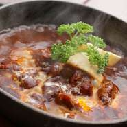 一週間煮込んで作る旨味たっぷりのビーフシチュー。口の中でお肉がとろけます