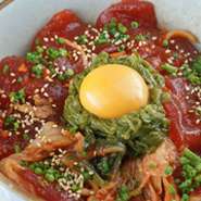 白菜キムチを卵黄でまろやか辛さ