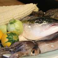 毎朝千葉の市場で直接仕入れる鮮魚は、日替わりで常時15種類ほどあります。栃木県益子町の契約農家【川田農園】からは新鮮野菜を直送してもらっています。