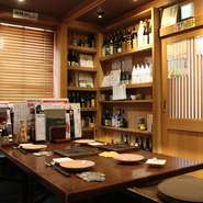 お一人の方も多く、カウンターから埋まります。料理だけでなく、「お客様との会話も楽しく」を心がけています。おいしい刺身はもちろんですが、居酒屋らしい遊び心のあるメニューもあります。