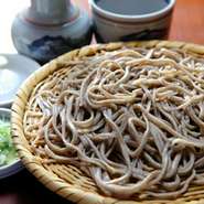 玄そばのまま挽いてあります。当店の蕎麦の中で一番香りが強い。