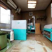 親戚が栽培した蕎麦を写真に載っている機械で製粉しています。